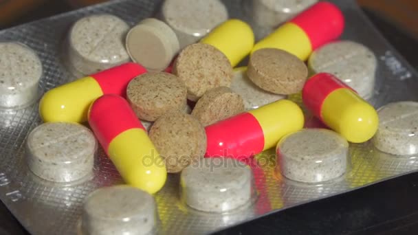 Veelkleurige tabletten draaien. Medische preparaten - Video