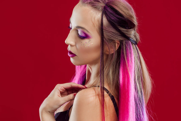 Retrato de una chica hermosa y loca con el pelo rosa
. - Foto, Imagen