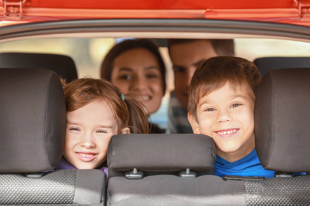 Familia feliz en coche moderno
 - Foto, imagen