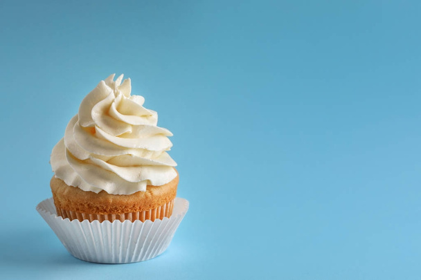 Tasty cupcake on color background - Photo, image