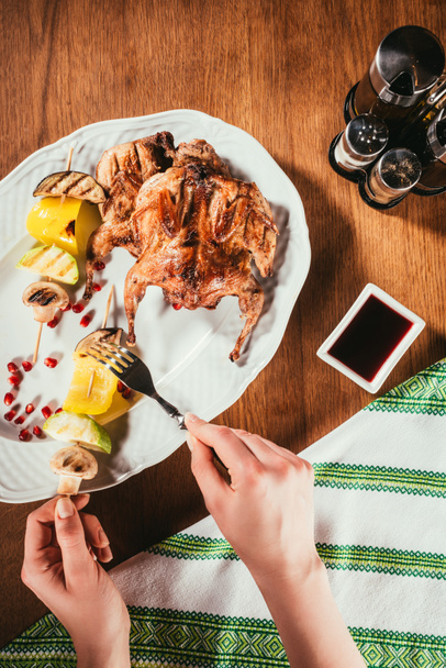kızarmış tavuk ve sebze ile palte üzerinden çatalla el Resim kırpılmış   - Fotoğraf, Görsel