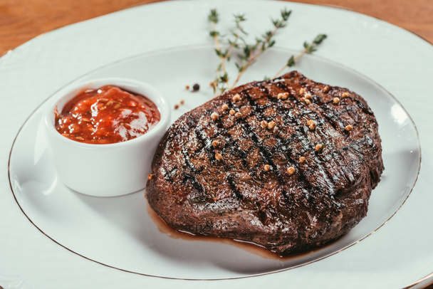 steak frit posé sur une assiette avec sauce
  - Photo, image