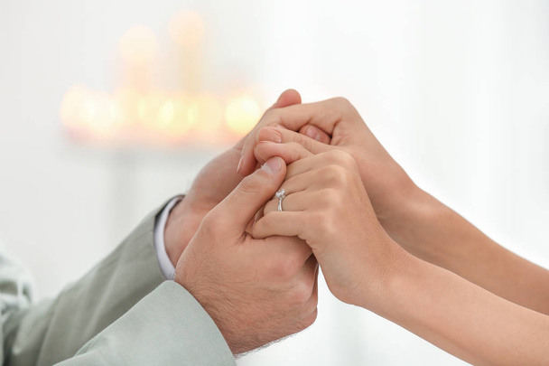 Hombre sosteniendo la mano de la prometida con anillo de compromiso
  - Foto, Imagen