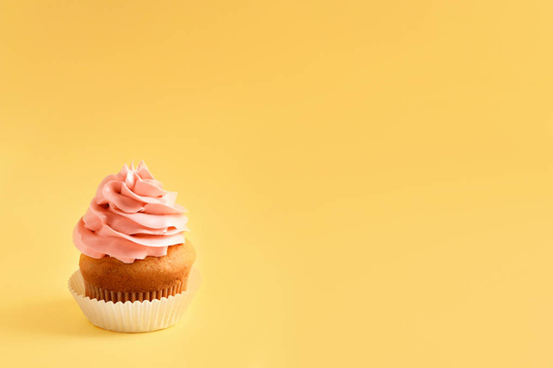 色の背景においしいカップケーキ - 写真・画像