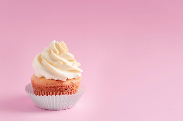 Tasty cupcake on color background - Foto, Imagem