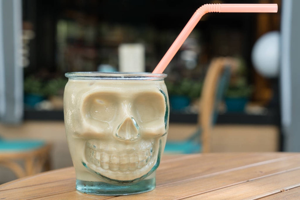 Squelette drôle tasse à café sur la table matin temps pour se détendre
 - Photo, image