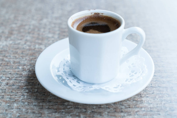 Kawa po turecku tradycyjnym stylu w porcelany kubek na stole  - Zdjęcie, obraz