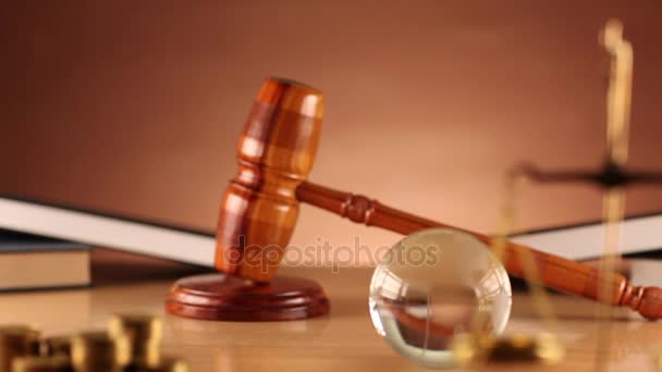 Θέμα νόμου και της δικαιοσύνης. Νόμος σύμβολα - shot κουκλίτσα. - Πλάνα, βίντεο