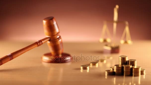 Recht und Gerechtigkeit. Gesetzessymbole - Dolly Shot. - Filmmaterial, Video