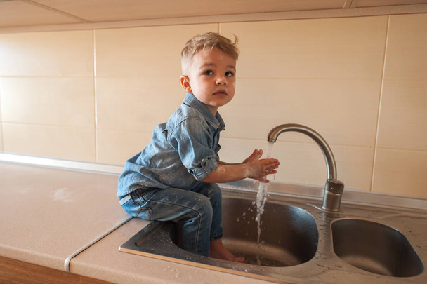 happy child washing hands - Foto, Imagen