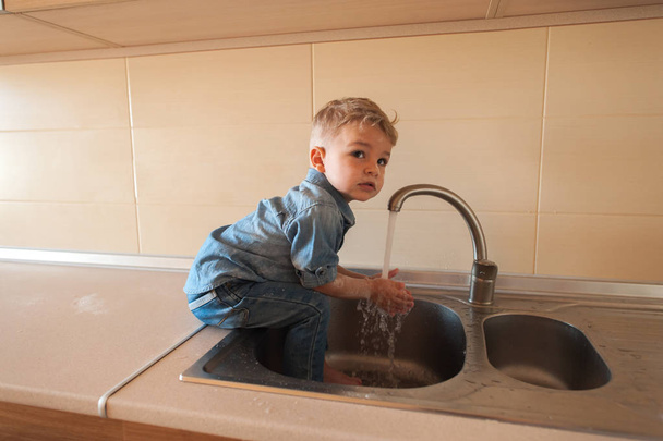 happy child washing hands - Fotografie, Obrázek