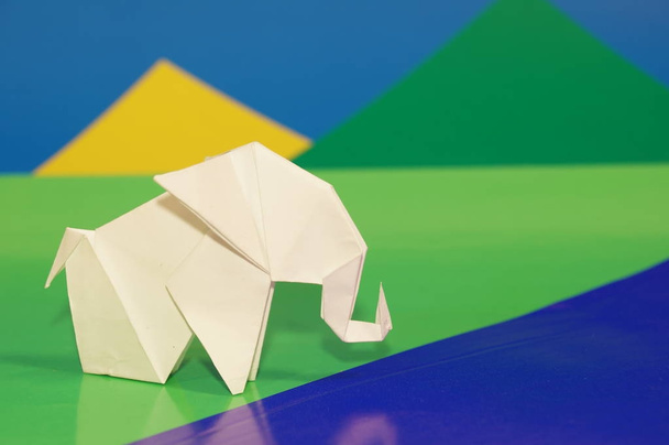 origami branco de elefantes. Elefante de papel branco sobre um fundo colorido. Arte japonesa
. - Foto, Imagem