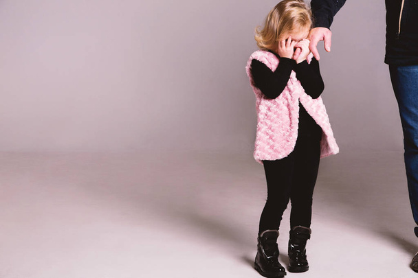 κοριτσάκι κλαίει και κρατώντας το χέρι του μπαμπά - Φωτογραφία, εικόνα