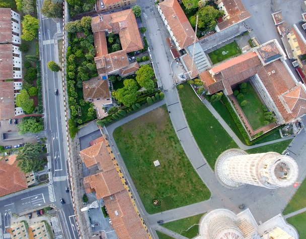 obenliegende panorama-luftaufnahme von miracle square in pisa, italien - Foto, Bild