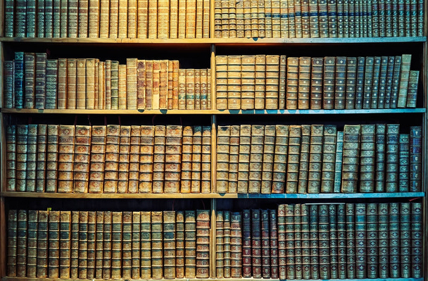 Vintage pehmentänyt vanhoja kirjoja puiset hyllyt
. - Valokuva, kuva