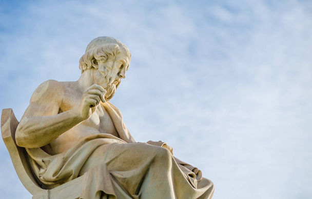 Nahaufnahme einer Marmorstatue des großen griechischen Philosophen Plato auf dem Hintergrund des Himmels.  - Foto, Bild