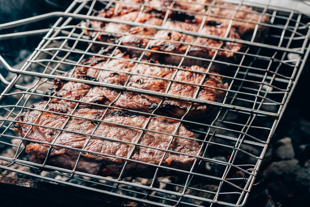 γκρο πλαν θέα γκουρμέ μαγείρεμα στη σχάρα χυμώδες κρέας   - Φωτογραφία, εικόνα