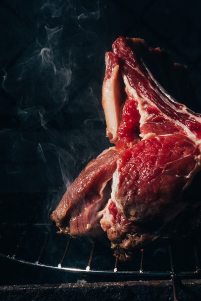 vue rapprochée de la viande crue gastronomique avec côtes levées sur le gril
 - Photo, image