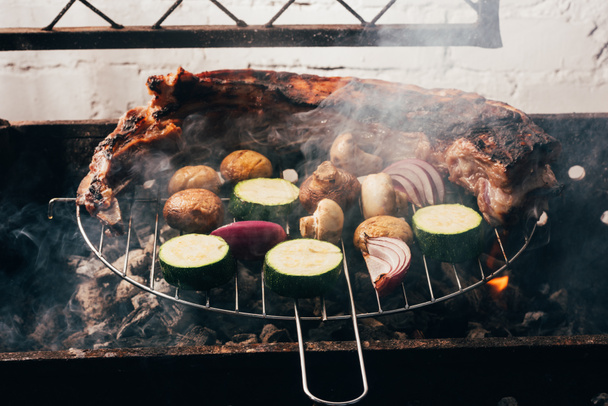close-up view of delicious meat and vegetables preparing on grill - Foto, immagini