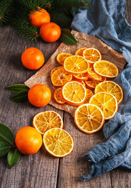 Laranjas secas e tangerinas frescas
 - Foto, Imagem