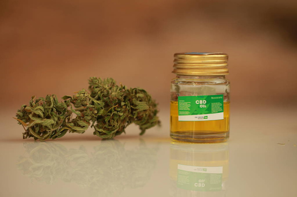 aceite de cannabis cbd con cáñamo de cannabis
 - Foto, imagen