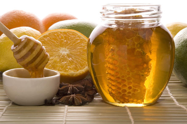 Fresh honey with honeycomb, spices and fruits - Valokuva, kuva