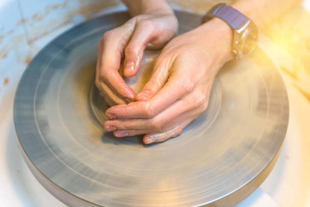 Dámské ruce hrnčíře vytváří hliněné nádoby - Fotografie, Obrázek