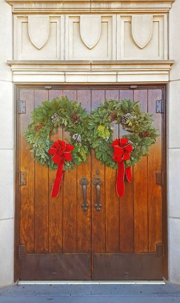 Süslü Noel çelenk ile ahşap kapılar - Fotoğraf, Görsel