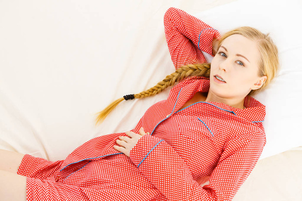 Thoughtful woman lying in bed - Valokuva, kuva