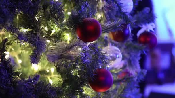 Kerstboom lampjes. Kerstboom, garland op een nieuw jaar, knipperende lichtjes, kerstverlichting. Nieuwe jaar decoraties, vervagen - Video