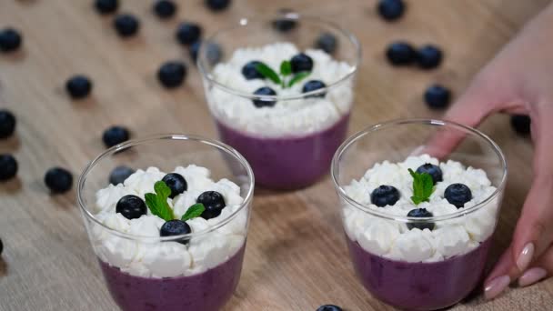 Jeść blueberry Panna cotta. Włoski deser - Materiał filmowy, wideo