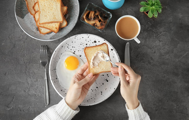Frau frühstückt mit Toasts am Tisch, Blick von oben - Foto, Bild
