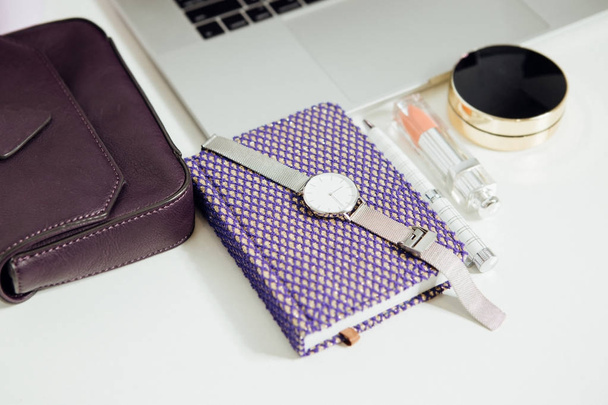 womens watch, notebook and pen - Foto, afbeelding