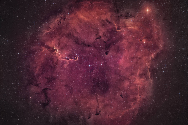 Nebulosa do tronco do elefante (IC 1396), uma concentração de gás interestelar e poeira na constelação de Cepheus a cerca de 2.400 anos-luz de distância
 - Foto, Imagem