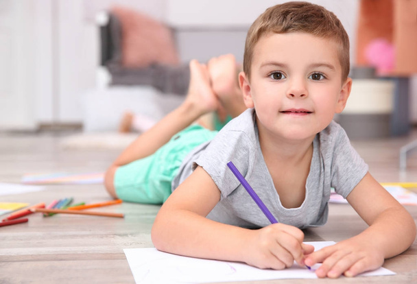 Cute little boy drawing at home - Foto, immagini