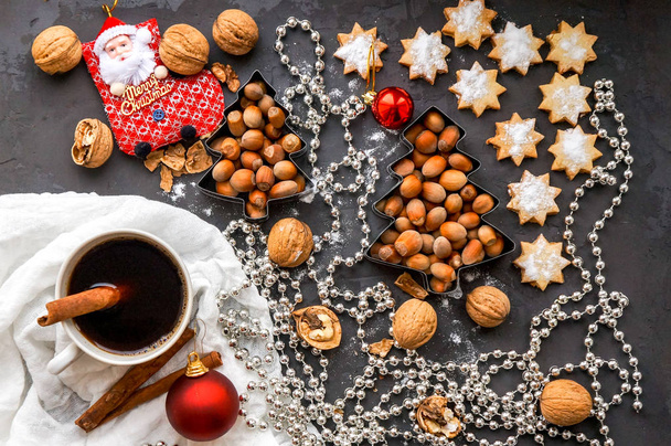 Fragrant, festive, Christmas coffee with biscuits and gingerbread and ornaments - Foto, afbeelding