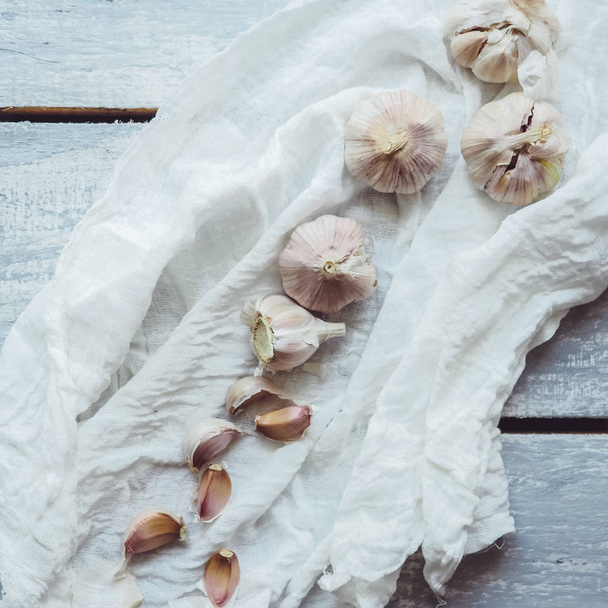 Autumn garlic on a white gauze on an old, rustic table - Fotoğraf, Görsel