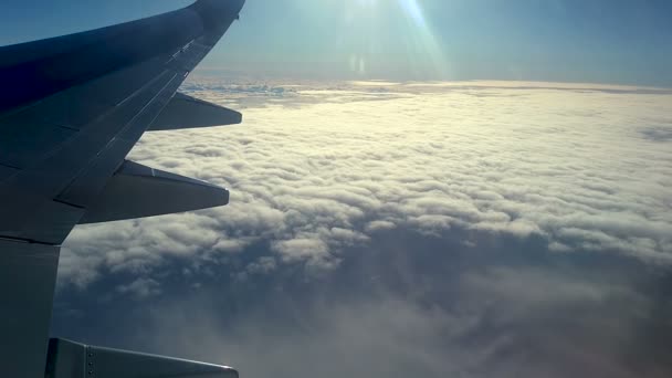 Mraky a obloha, jak je vidět oknem letadla - Záběry, video