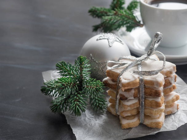Café forte, decorações de Natal e biscoitos frescos e perfumados amarrados com fita
 - Foto, Imagem