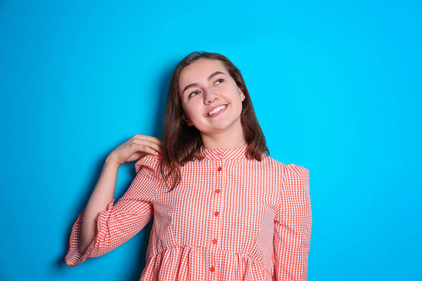 Beautiful smiling woman on color background - Fotó, kép