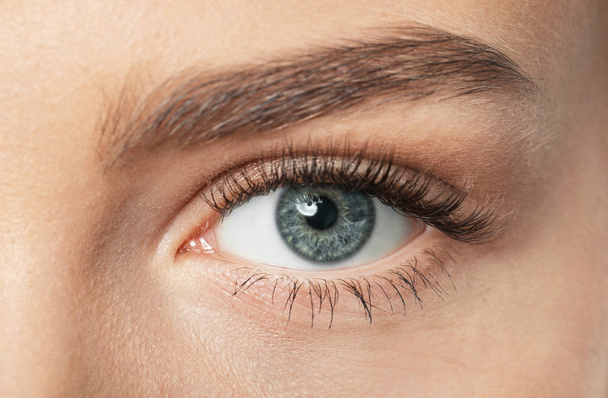 Female eye with long eyelashes, closeup - Foto, afbeelding