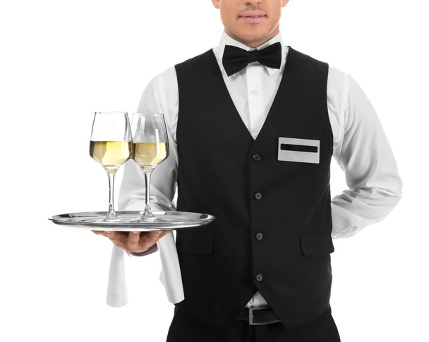 Bandeja de espera de camarero con copas de vino sobre fondo blanco
 - Foto, imagen
