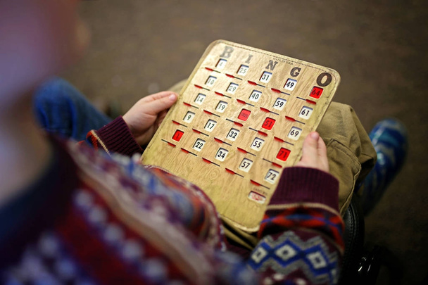 Vintage Bingo kartı tutan çocuk. - Fotoğraf, Görsel