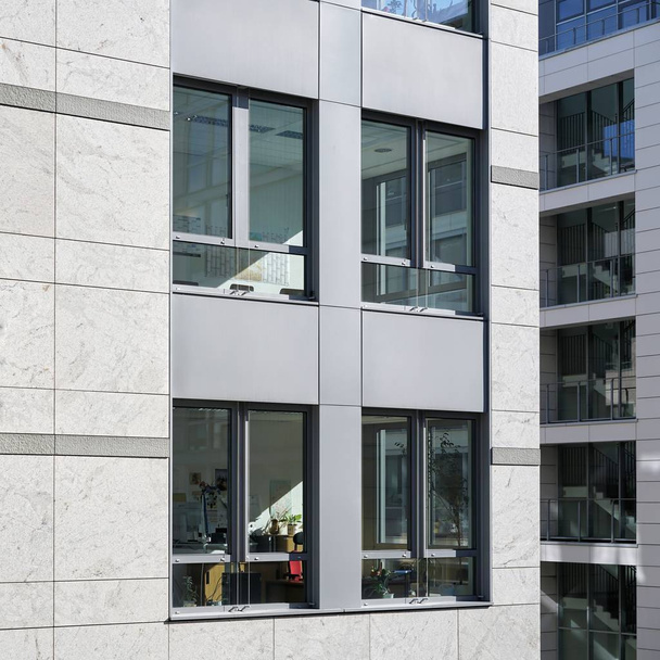 Façade d'un immeuble de bureaux dans le centre ville de Magdebourg
 - Photo, image