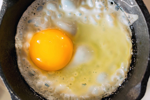 Gros plan des œufs frits dans une poêle
 - Photo, image