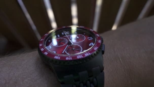 Чоловіча рука та наручний годинник, що відображають точний час на багатофункціональному циферблаті та керуванні
 - Кадри, відео