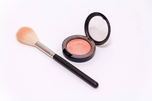 Close up de pincel de maquiagem e caixa de blush isolado no backgro branco
 - Foto, Imagem