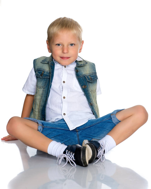 A little boy is sitting on the floor - Foto, Imagen
