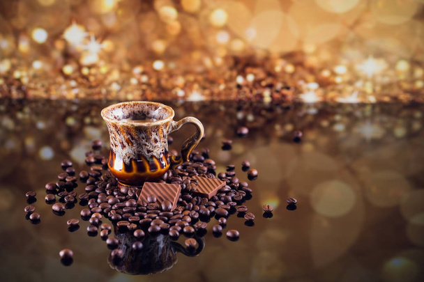 コーヒー豆の焙煎のヒープ上のコーヒー カップ. - 写真・画像