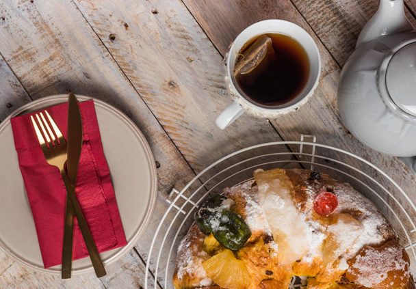 Frohe Weihnachten Kuchen mit Nüssen - bolo rei ist ein traditioneller Weihnachtskuchen mit Früchten Rosinen Nuss und Sahnehäubchen auf Holztisch - Foto, Bild